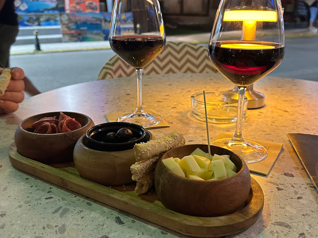 Three Brothers Pool Bar-Restaurant-Hotel主图