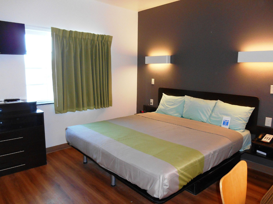 Super 8 by Wyndham Kenedy