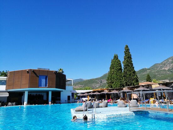 伊利特城市度假酒店主图