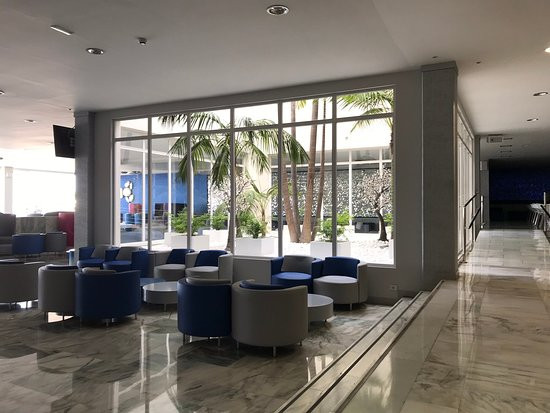 阿德耶鲁拜海岸酒店主图