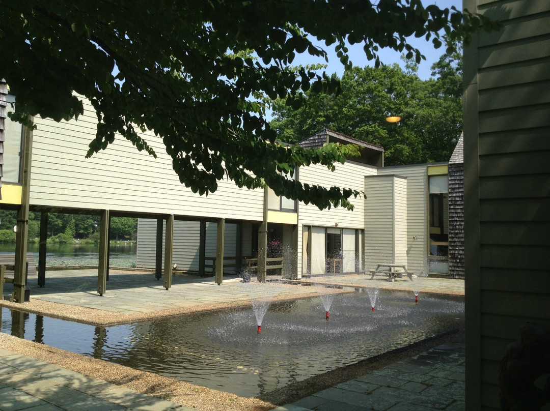 Avon旅游景点-Fuller Craft Museum