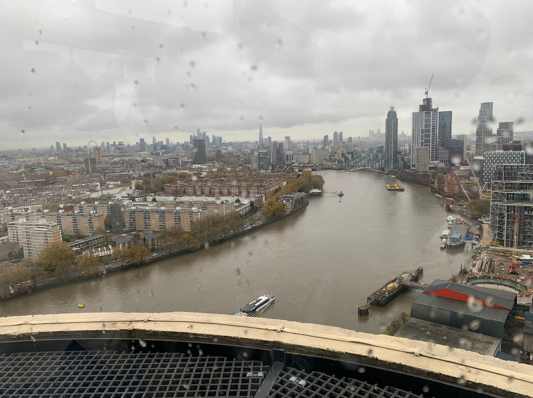 The Chimney Lift at Battersea Power Station-伦敦必去景点
