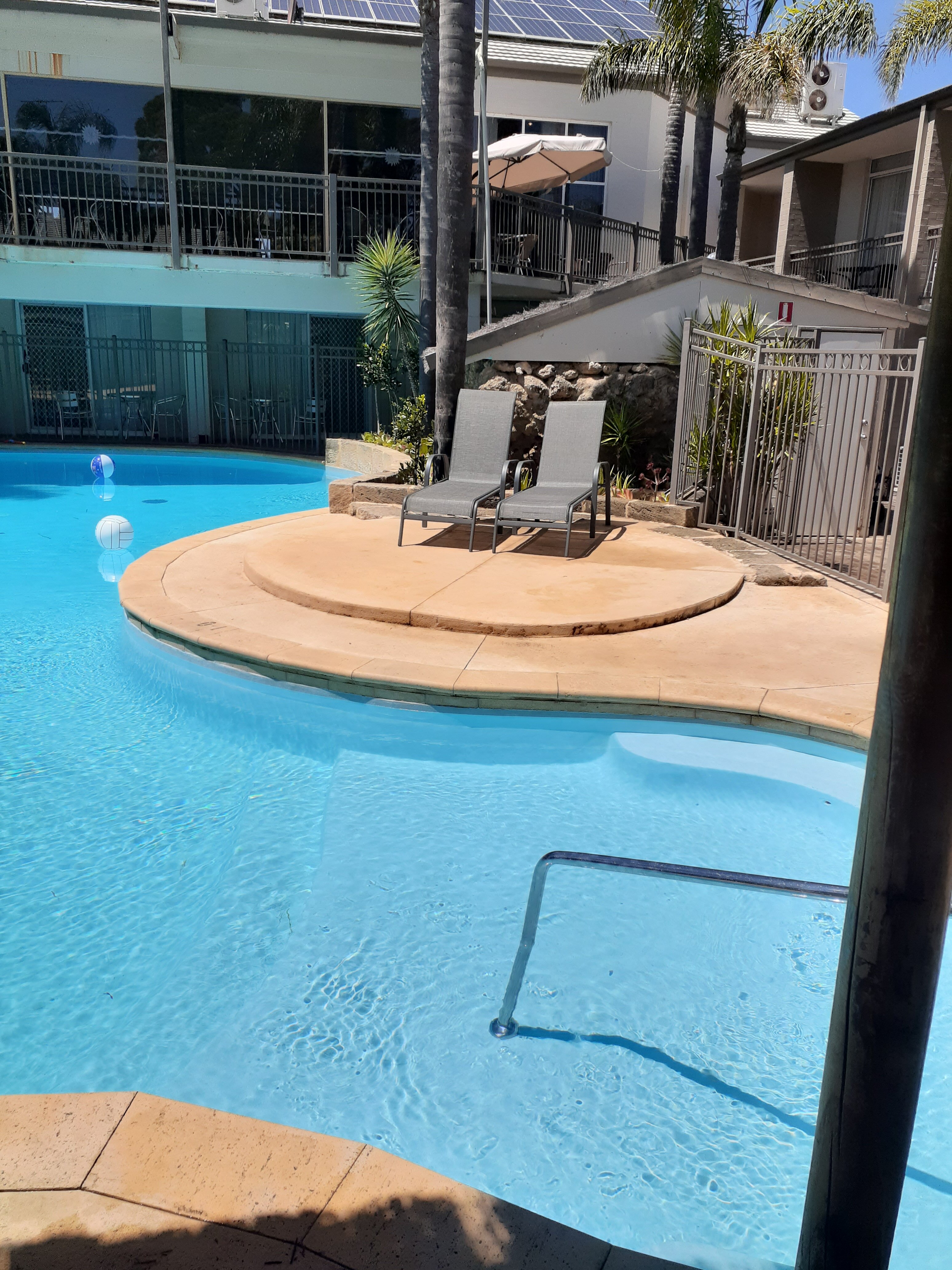 Abby's Poolside Retreat 1-官方