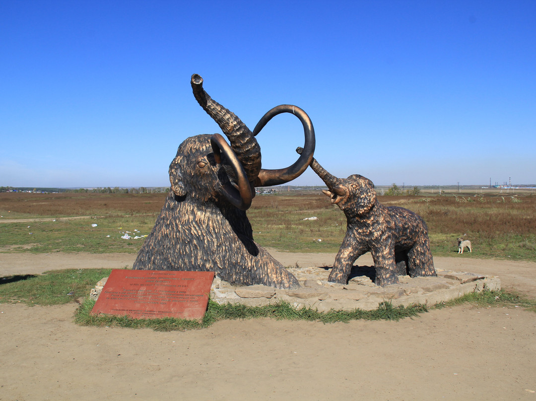 Monument to Baby Mammoth and Its Mother景点图片