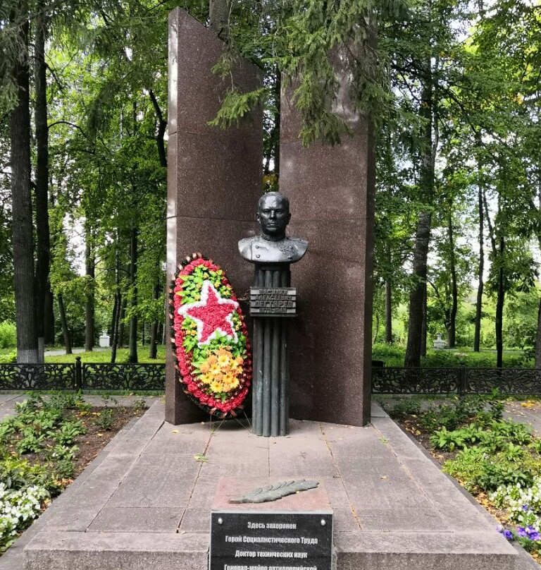 Grave  of V. A. Degtyarev-Kovrov必去景点