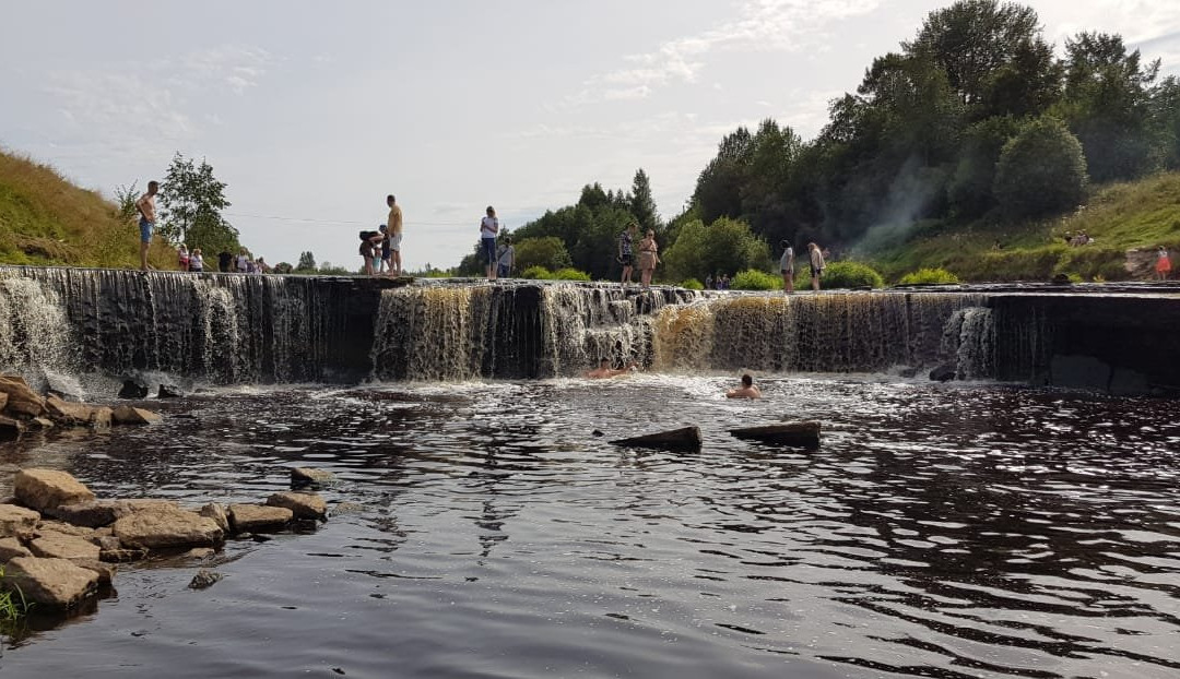 Tosnenskiy Waterfall景点图片