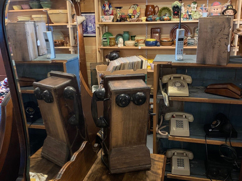 The Clutter Shop Antique and Vintage Desirables-Lubec必去景点