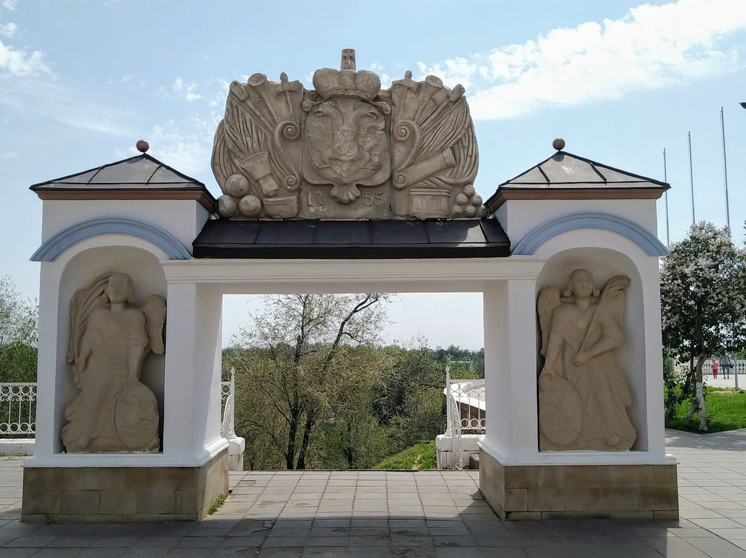 Monument Elizavetinskiye Gates-Orenburg必去景点