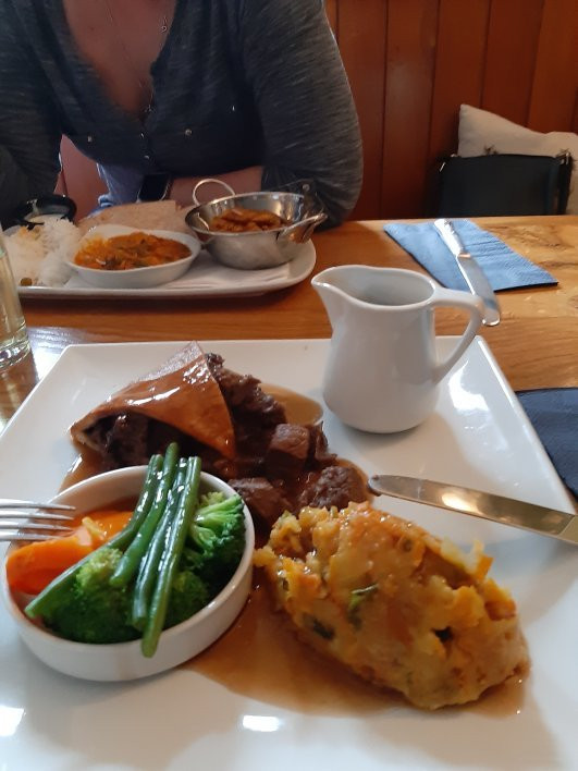 The Crown Hotel主图