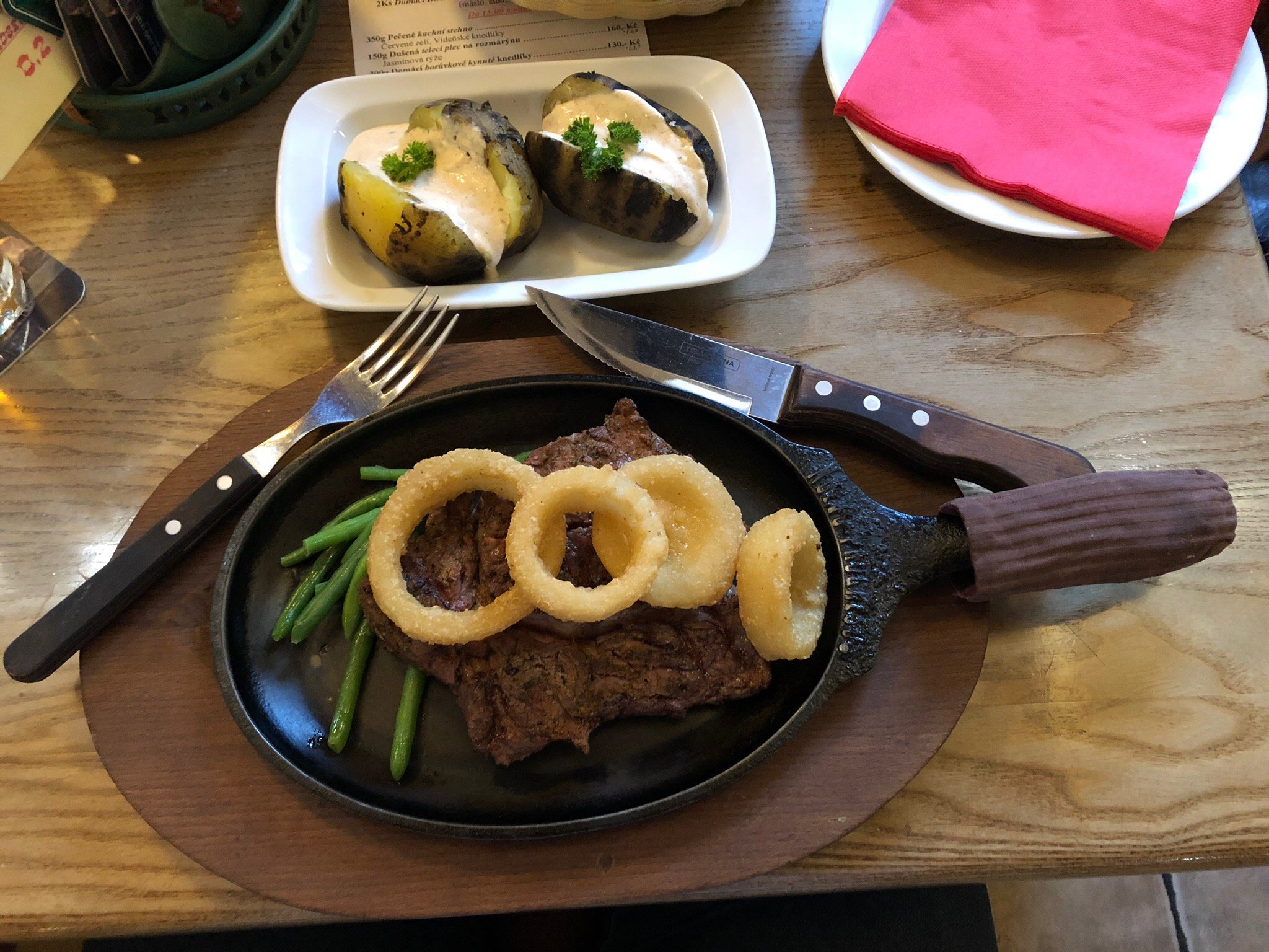 Steak Restaurant Penzion Country Saloon-官方