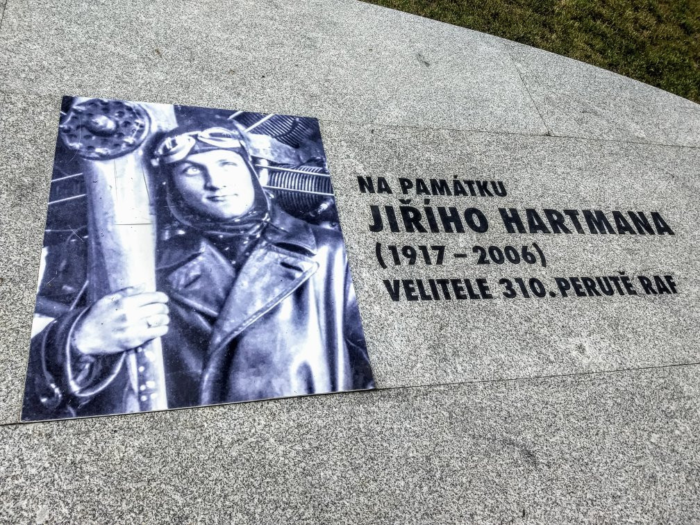 Pomník letci RAF - Stín