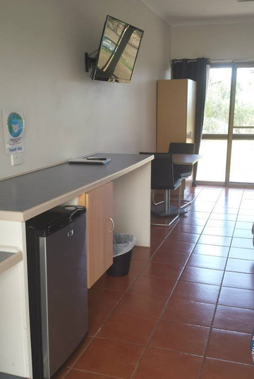 Birch Motel Bowen主图