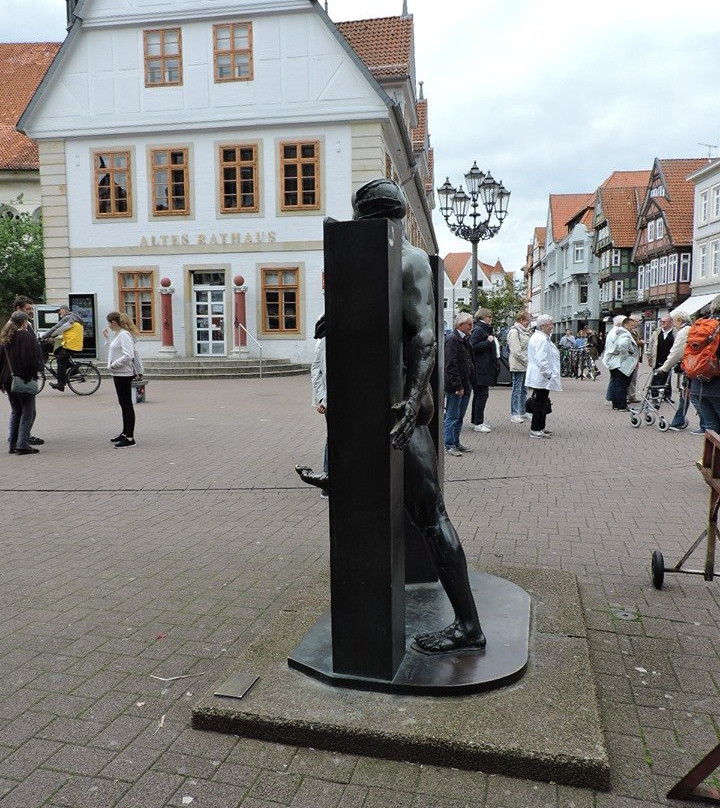 Skulptur "Homme passant la porte"景点图片