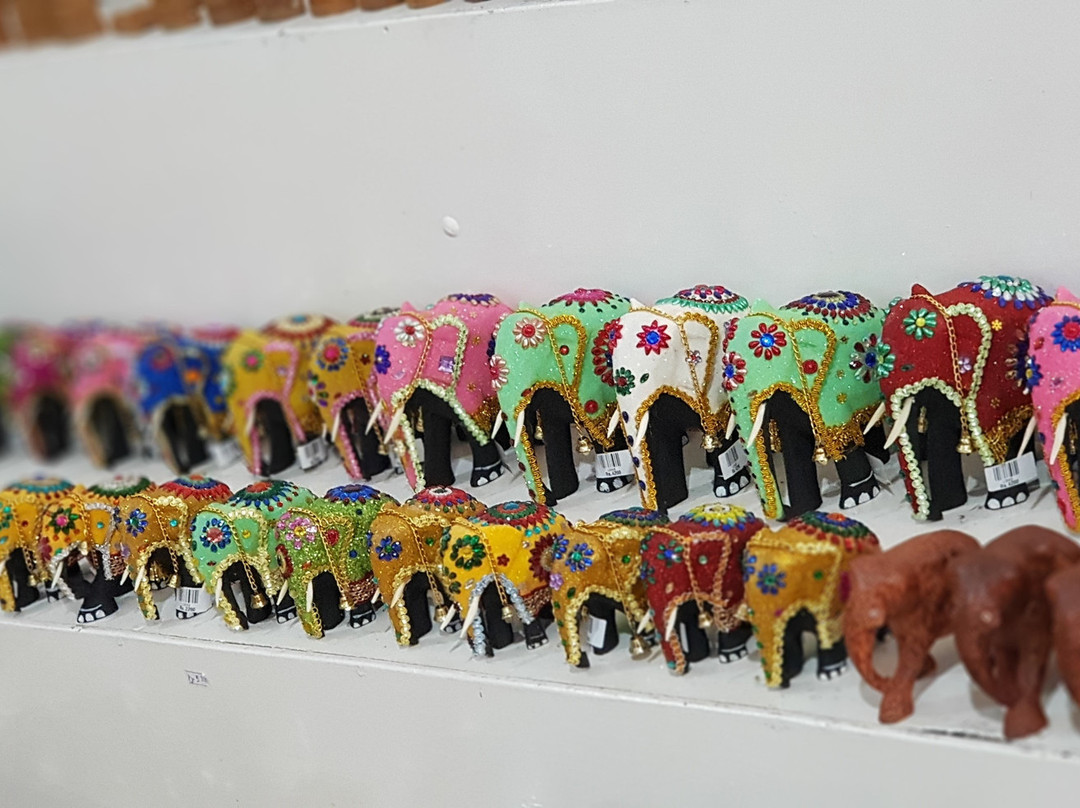 Pinnawala Handicrafts Emporium-品纳维拉必去景点