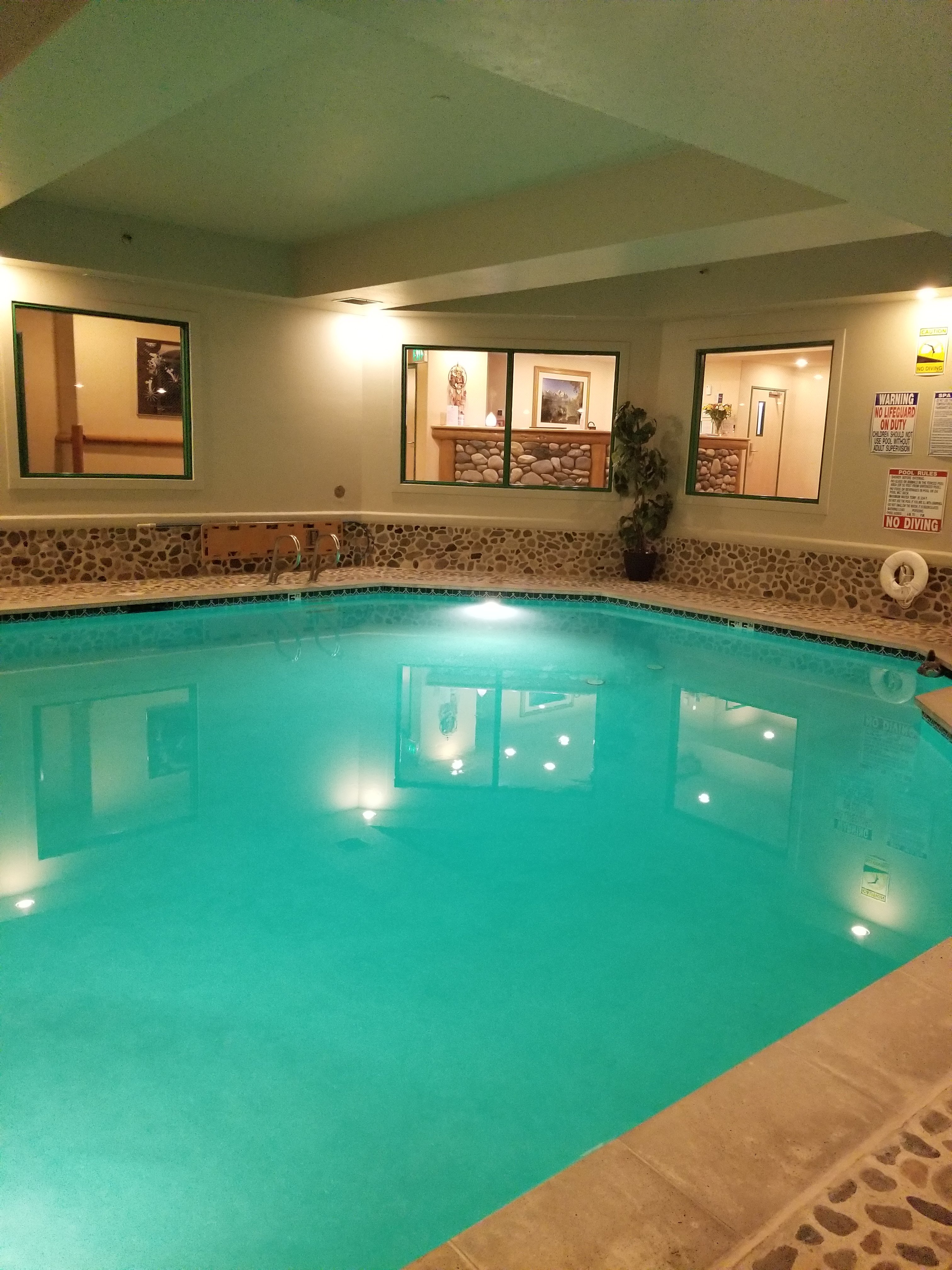 Best Western Plus Kentwood Lodge-泳池