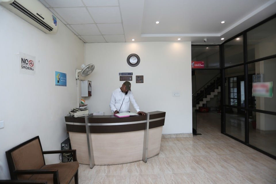 OYO 3523 Tekarees Inn Mahanagar主图