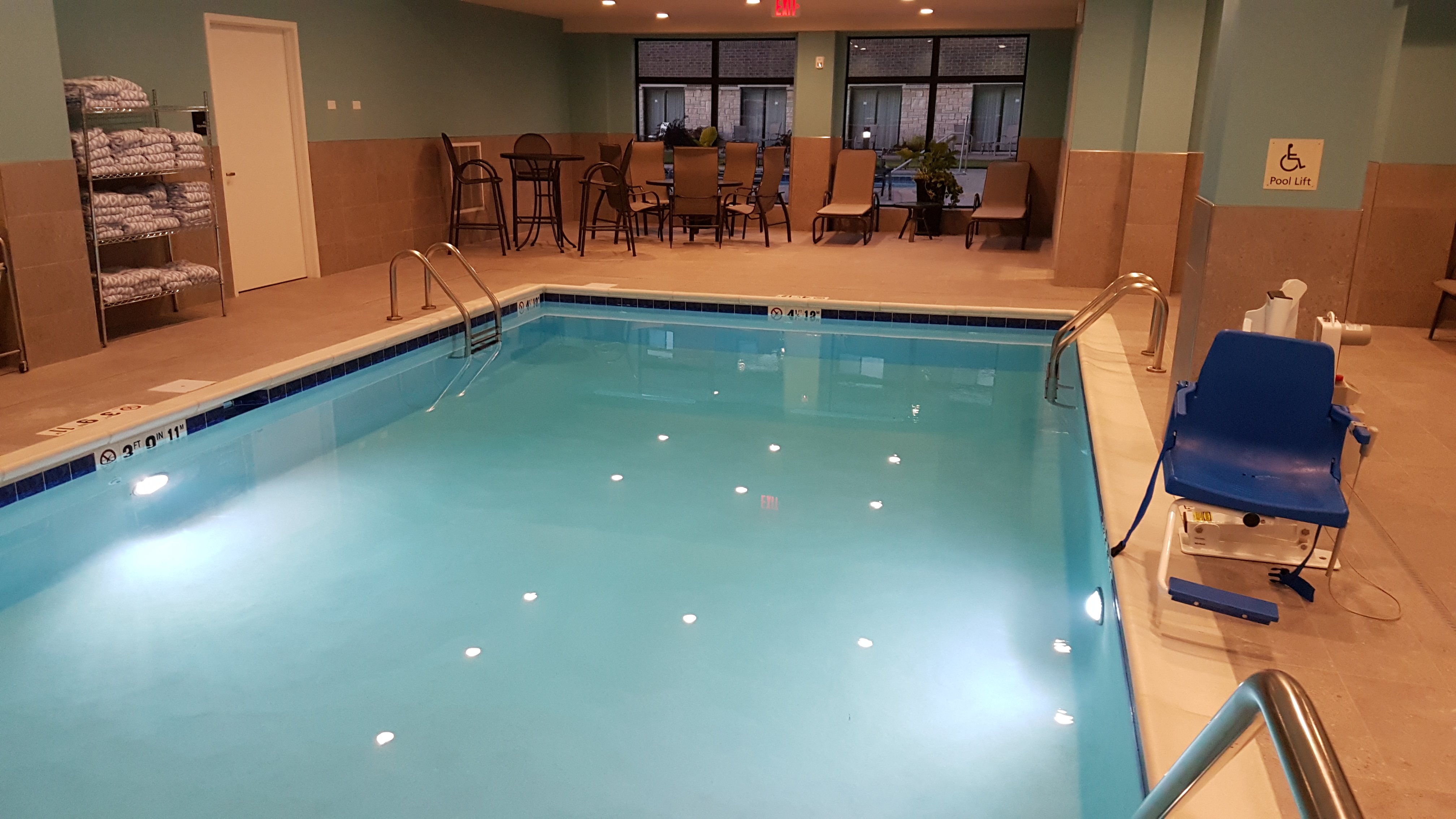 Hampton Inn & Suites By Hilton Burlington-泳池