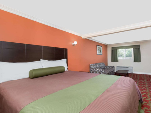 洛杉矶地区贝尔温德姆Travelodge套房酒店主图