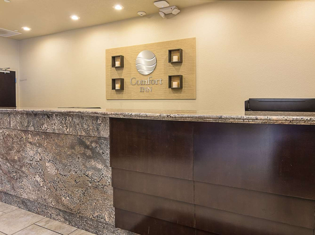 西蒙斯套房酒店主图