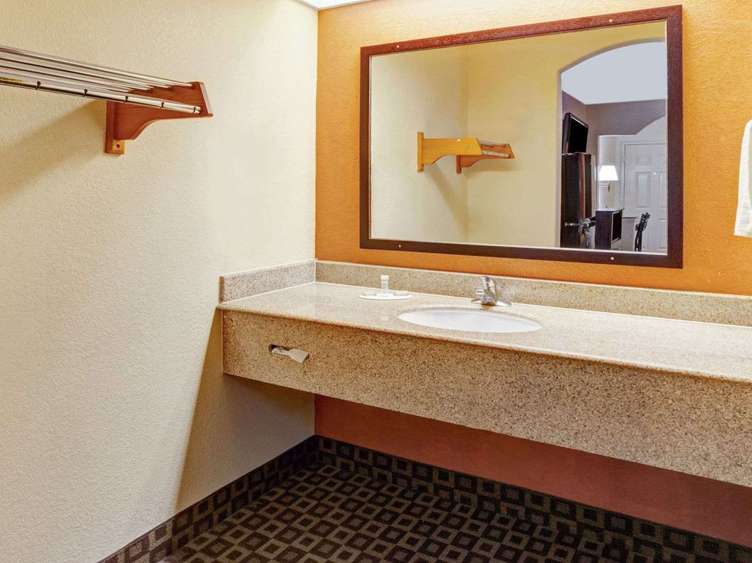 贝敦速8酒店主图