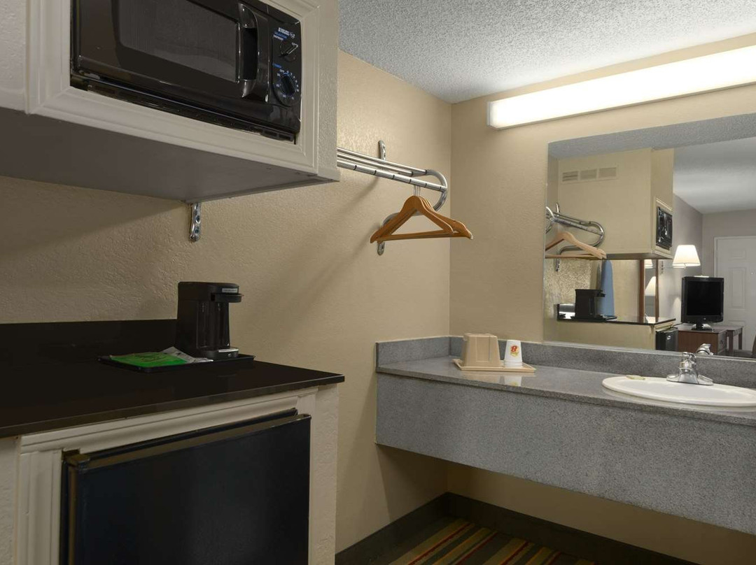 Super 8 by Wyndham Meridian主图