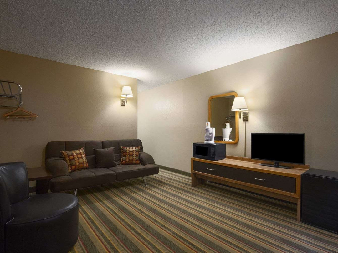 Super 8 by Wyndham Blackwell主图