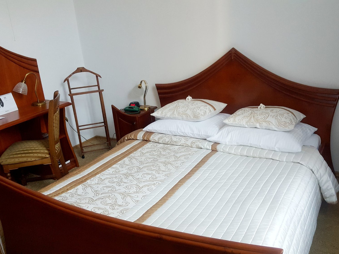 Bristol Hotel主图