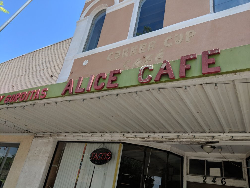 Mercedes餐馆和美食-Alice Cafe