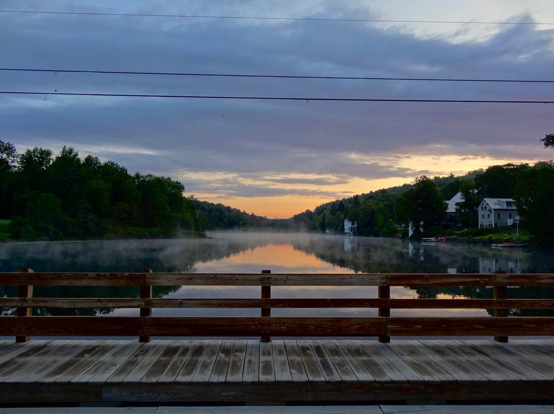 Sunset Lake Floating Bridge-Brookfield必去景点