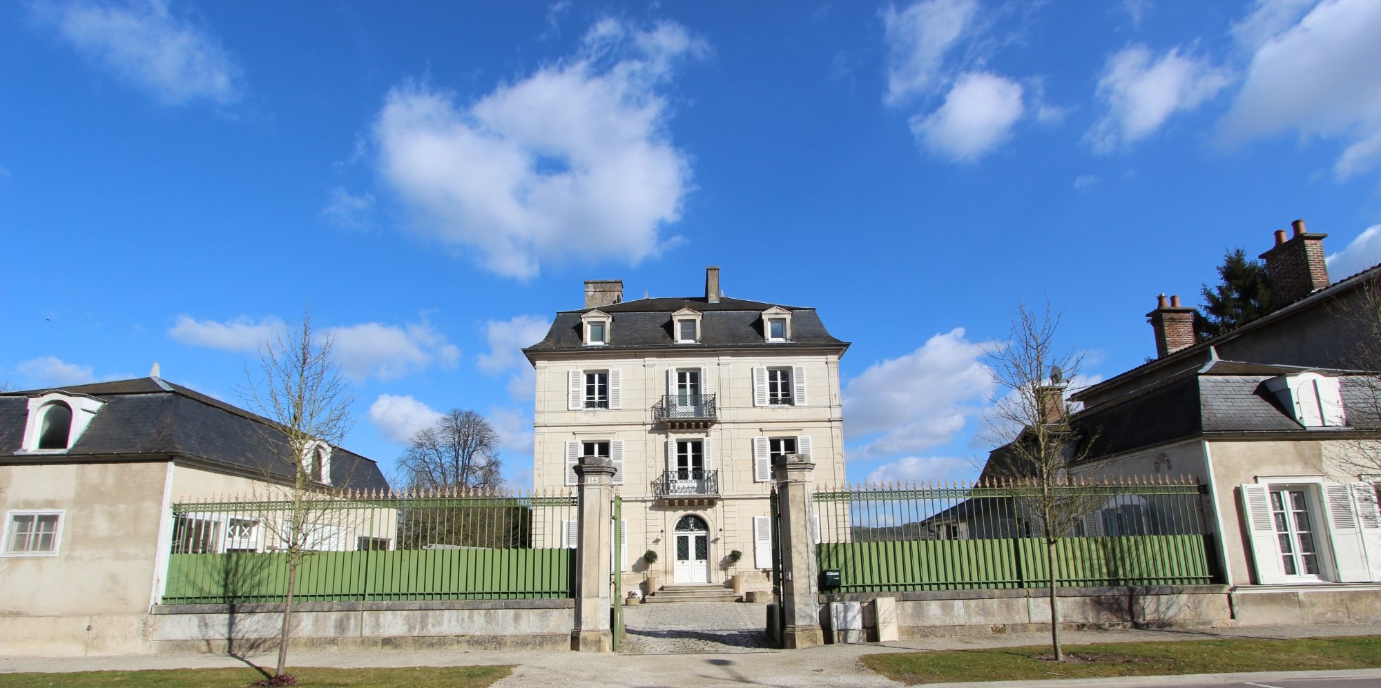 Au Petit Château-官方