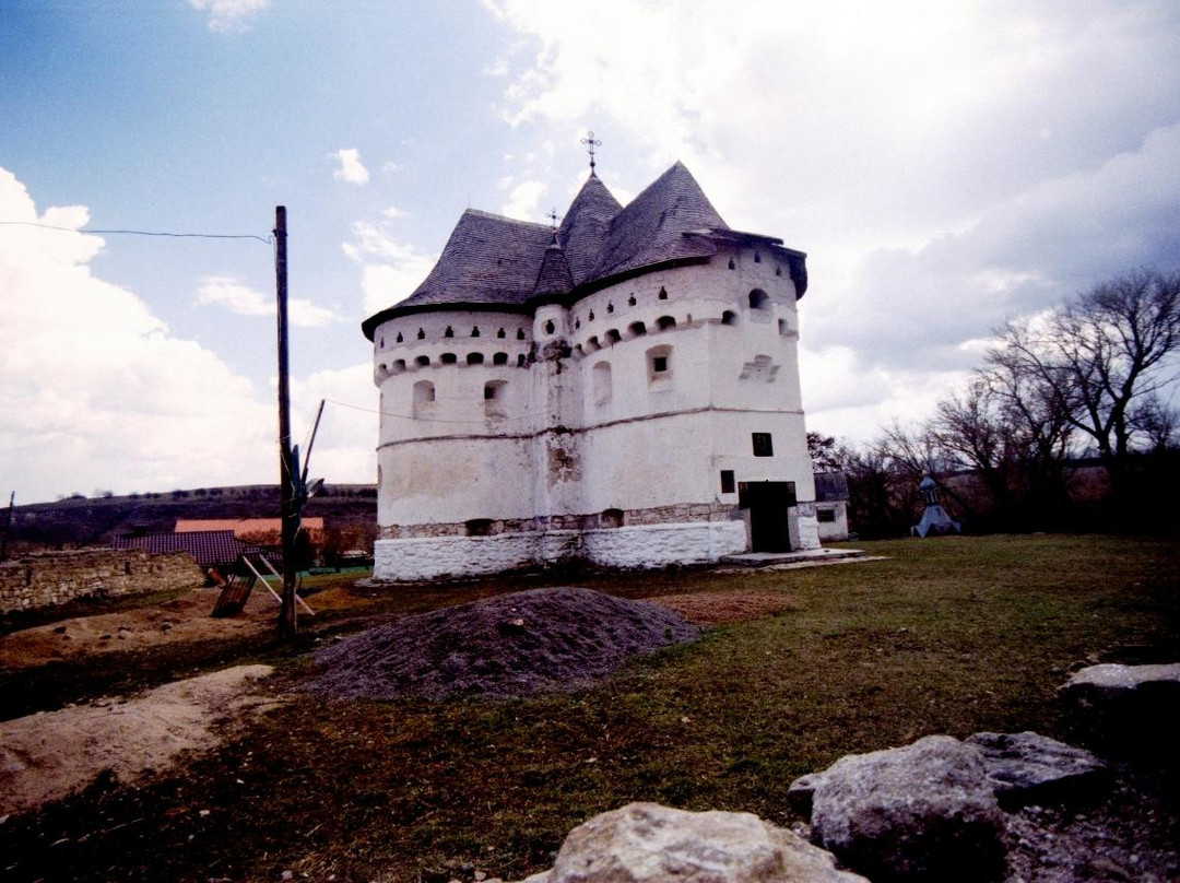 Church-Fortress of Pokrova-Sutkovtsy必去景点