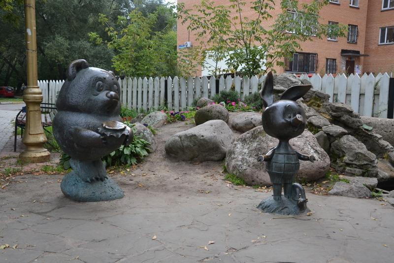 Sculpture Winnie-the-Pooh and Piglet景点图片