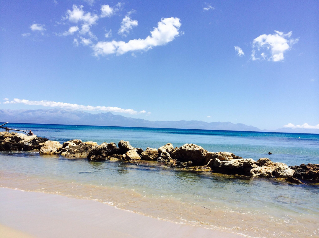 Peroulia Beach-Vounaria必去景点