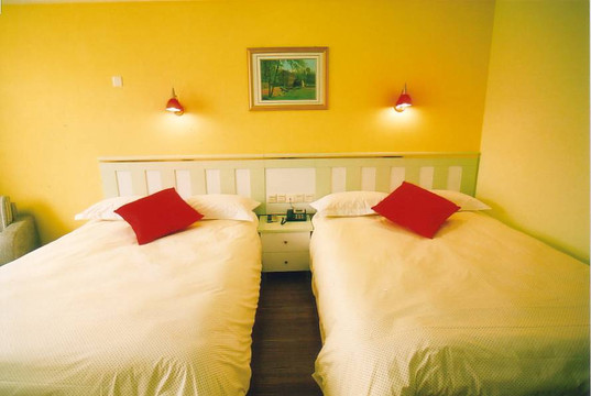 爱尊客酒店(青岛五四广场延安三路地铁站店)主图