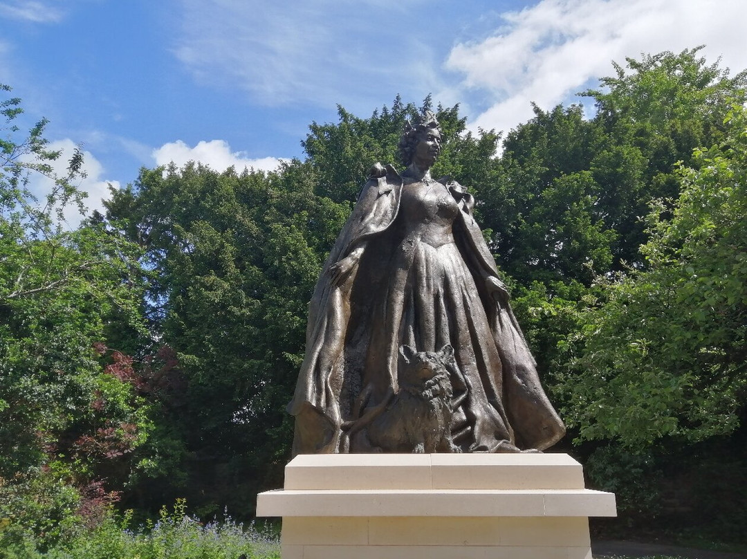 Statue Of Elizabeth 11-奥克姆必去景点