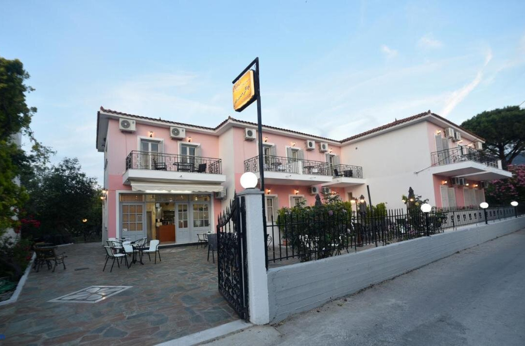 Pipitsa's Studios & Rooms