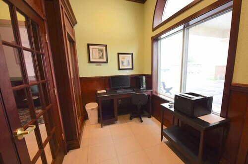 麦基诺海滩海湾套房酒店主图