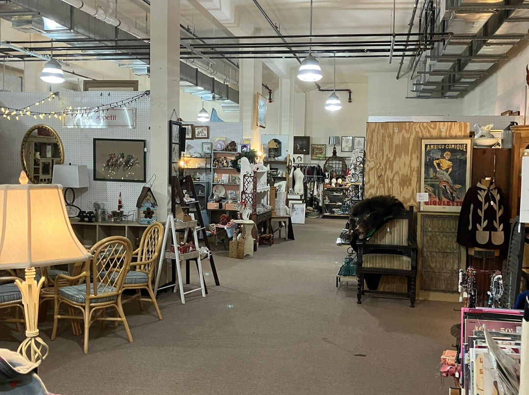 Point Pleasant Antique Emporium景点图片