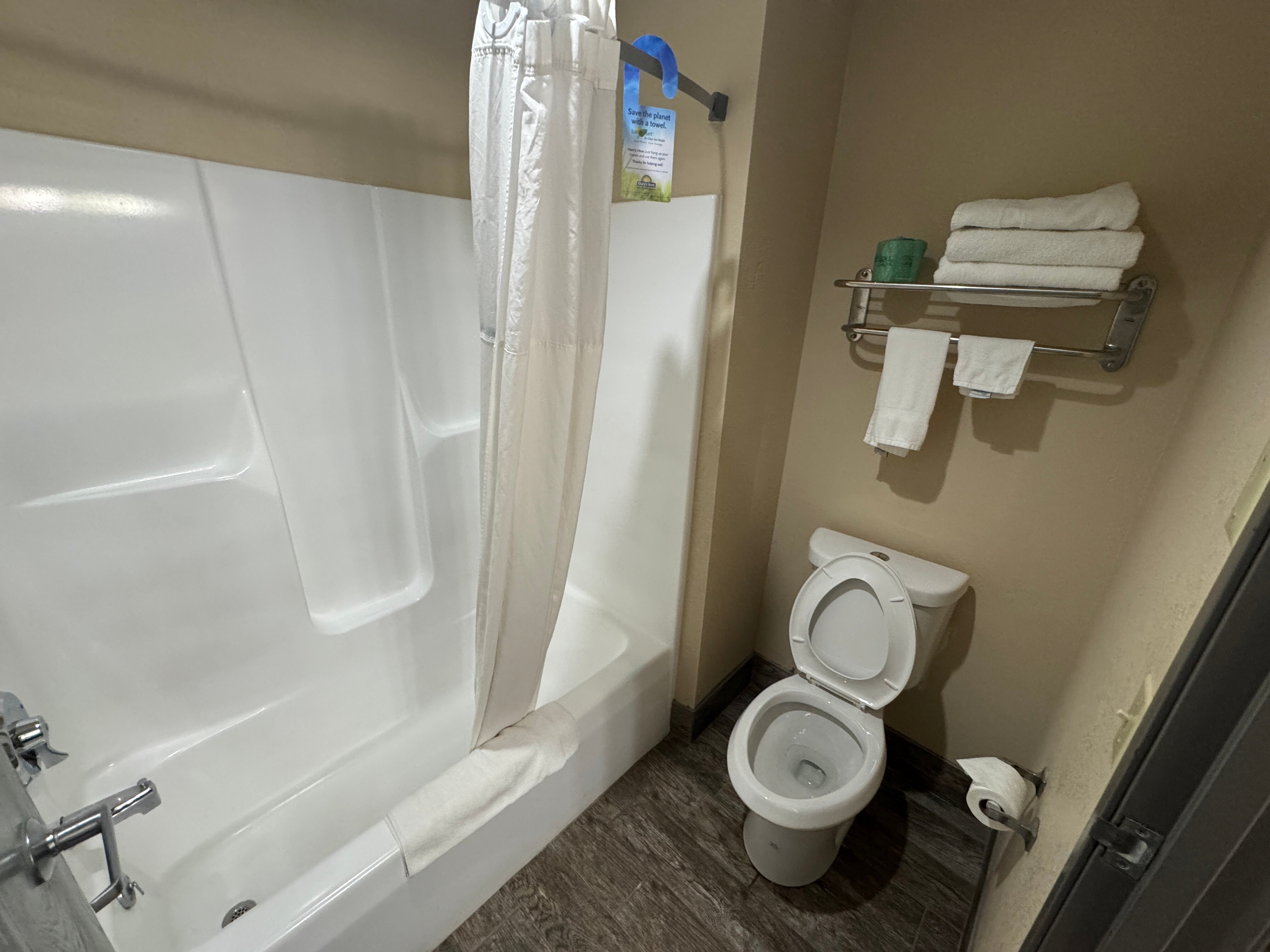 Days Inn by Wyndham Black River Falls-浴室