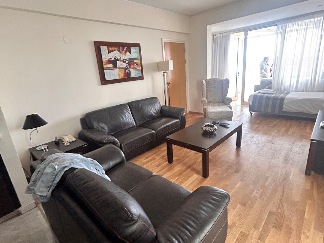 The Golden Bay Beach Hotel主图