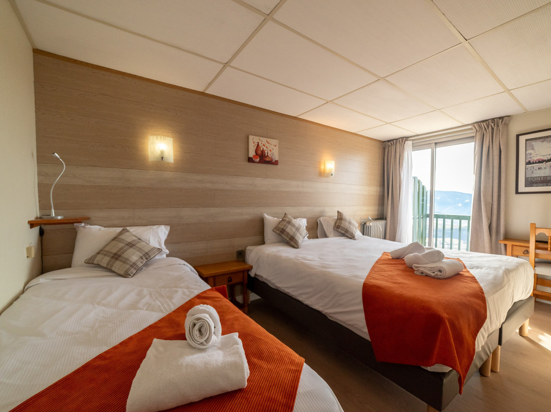 Pyrenees Hotel主图