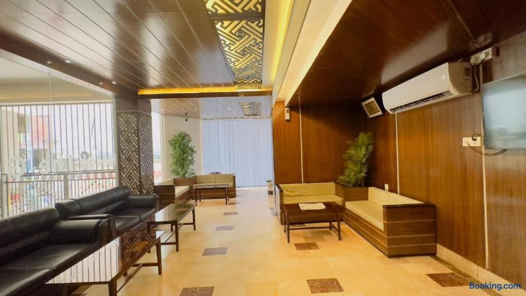 Royal Living Hotel & Suits