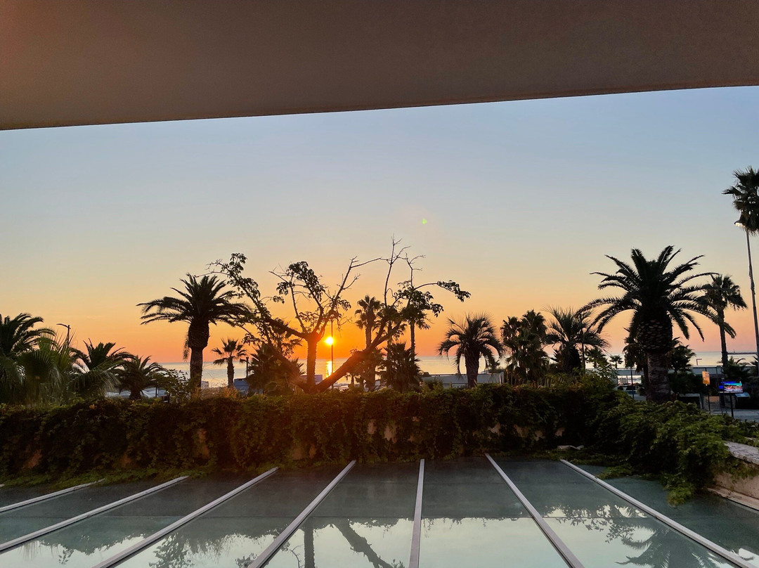 华伦天奴度假酒店主图