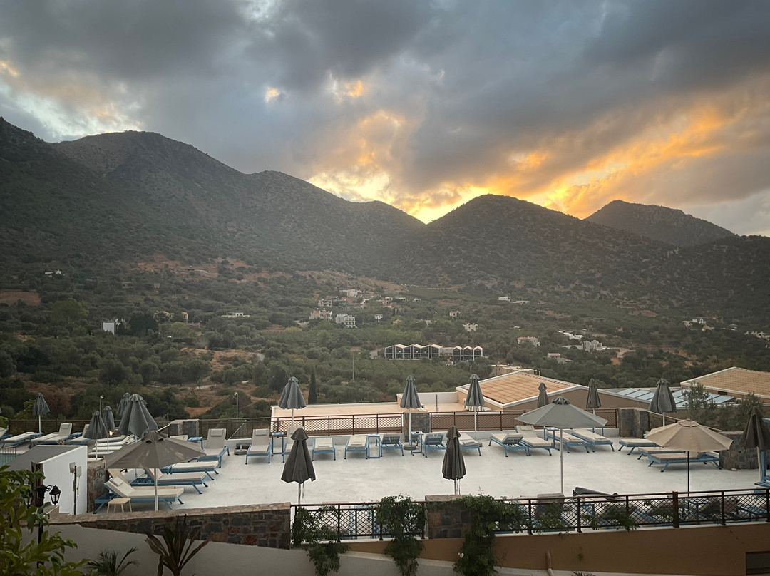 费里昂套房温泉度假酒店主图