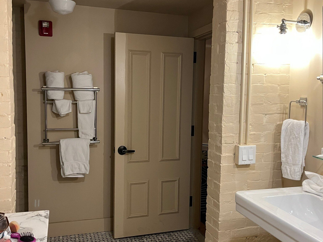 The Francis Hotel主图