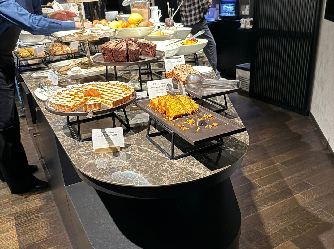 丽塔皇宫酒店主图