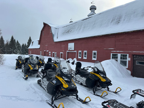 Farmhouse Snowmobiling and UTVs-普莱西德湖必去景点