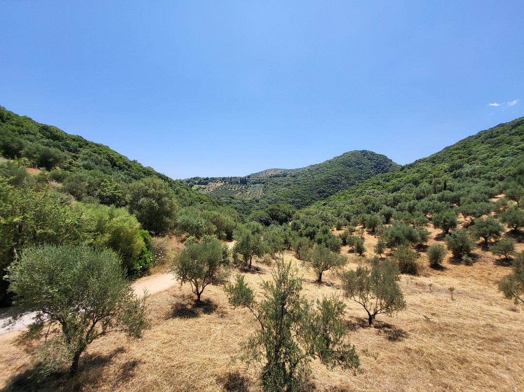 Polylimnio Waterfall-Charavgi必去景点