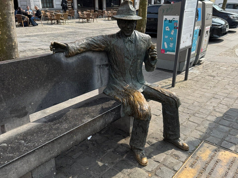 Statue de Georges Simenon-列日必去景点