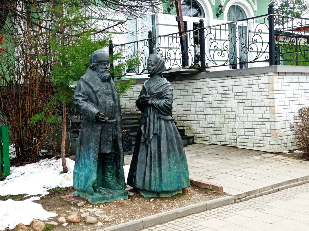 Sculpture the Merchant and the Merchant's Wife-Dmitrov必去景点